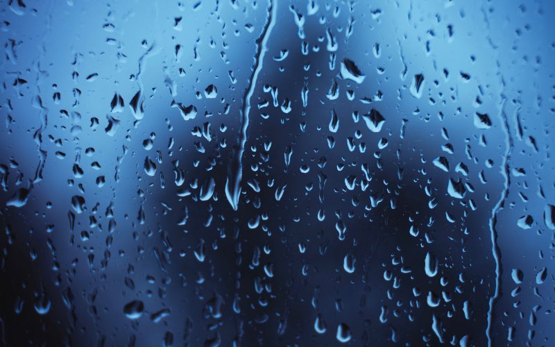 Капли воды на стекле