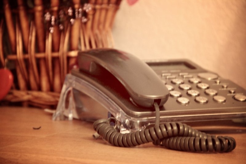 Телефон звонит