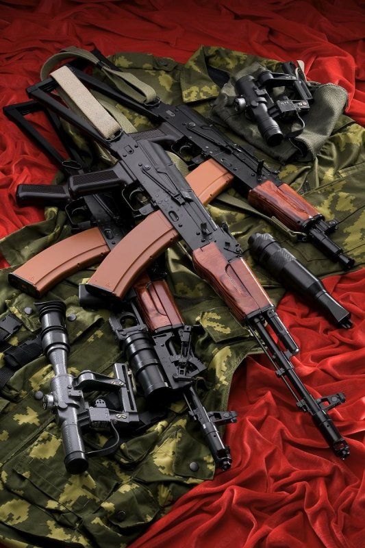 Военный с автоматом