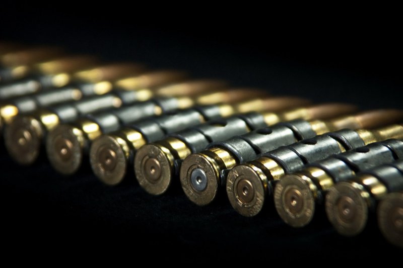 Патроны на черном фоне