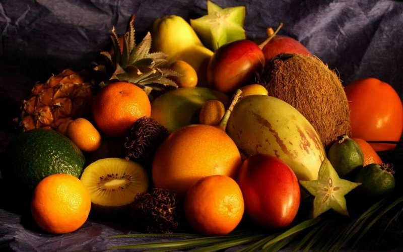 Тропические фрукты на столе