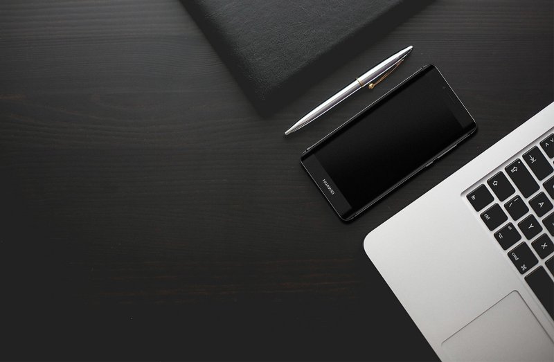 Черный письменный стол сверху