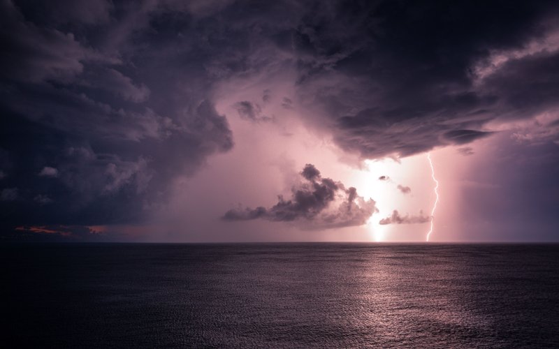 Гроза на море