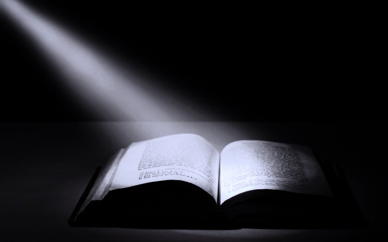 Книги на темном фоне