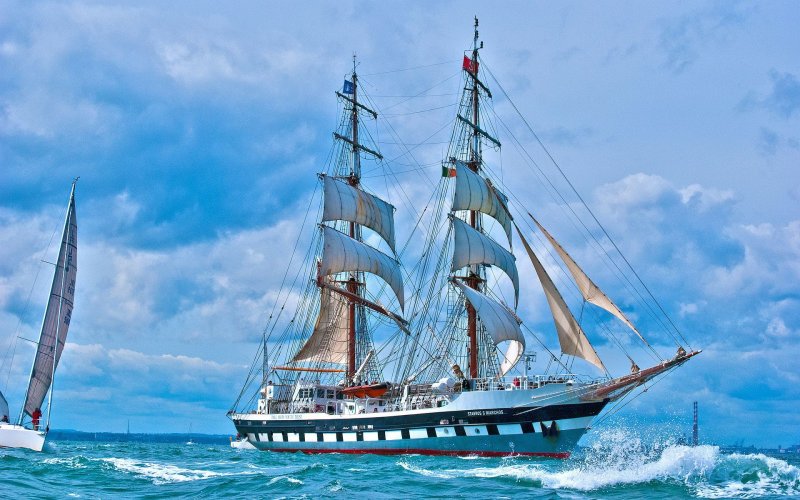 Красивый корабль