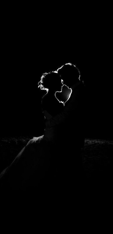 Силуэт пары в темноте