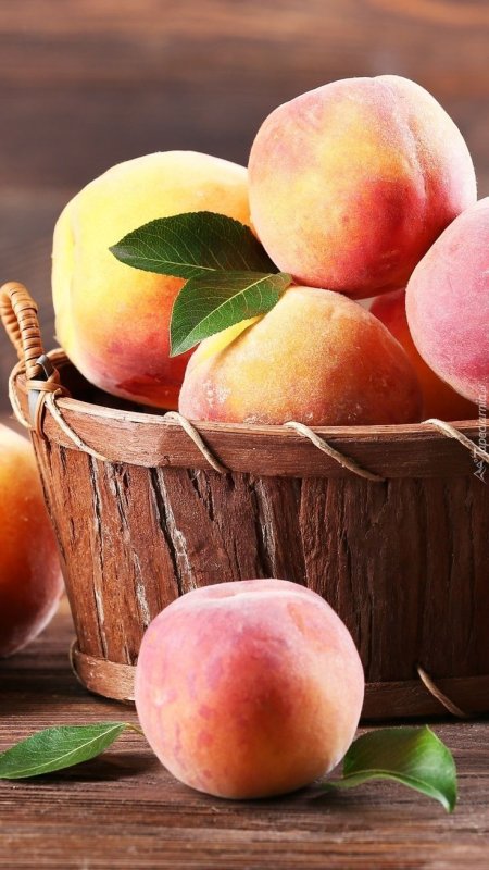 Персики на столе
