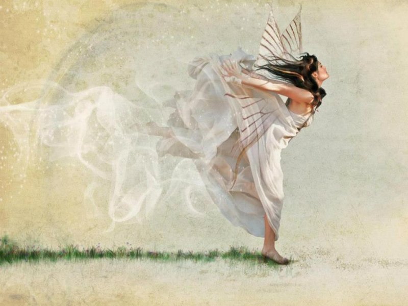 Девушка с крыльями в полете