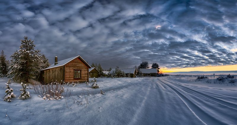 Деревенский домик зимой