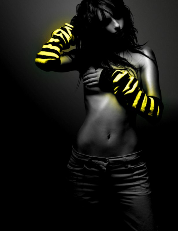 Девушка на темном фоне