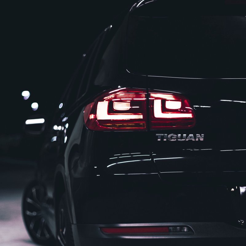 Машина ночью вид сзади