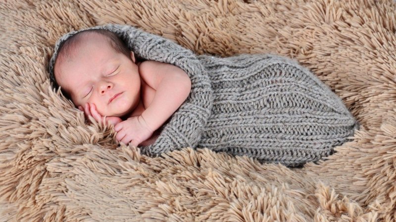 Ребенок в пледе