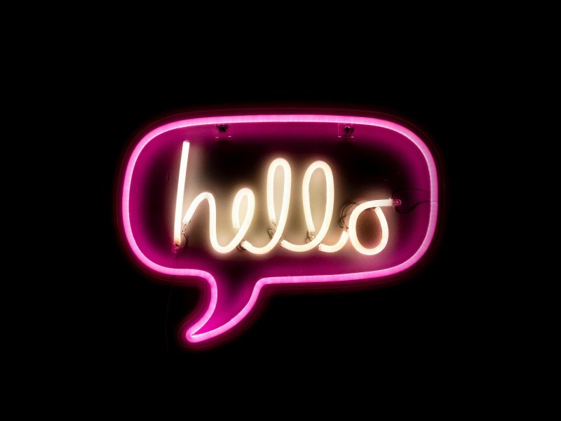 Неоновые надписи на черном фоне