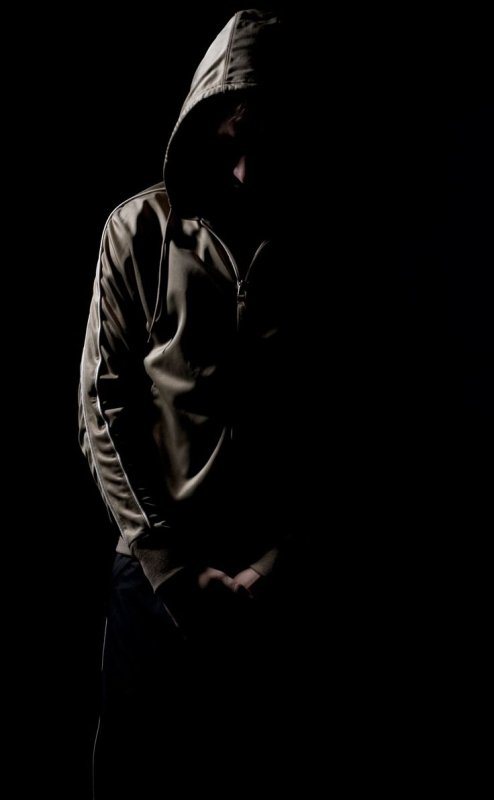 Парень в черном капюшоне