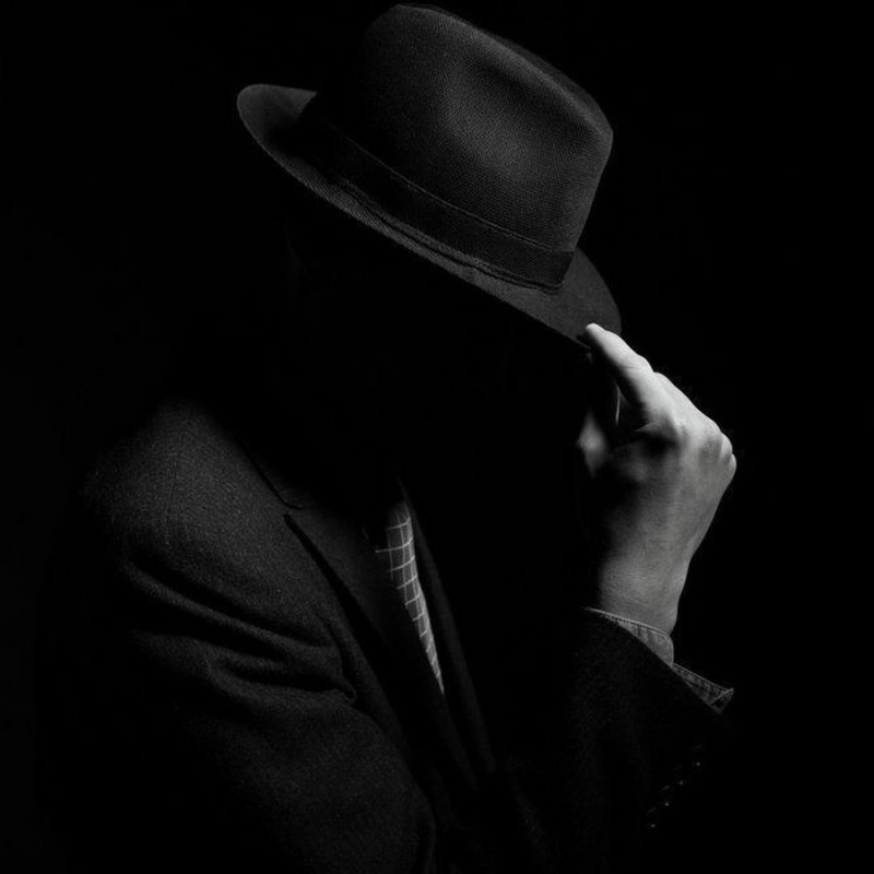 «Человек в черной шляпе» Джона Беттса