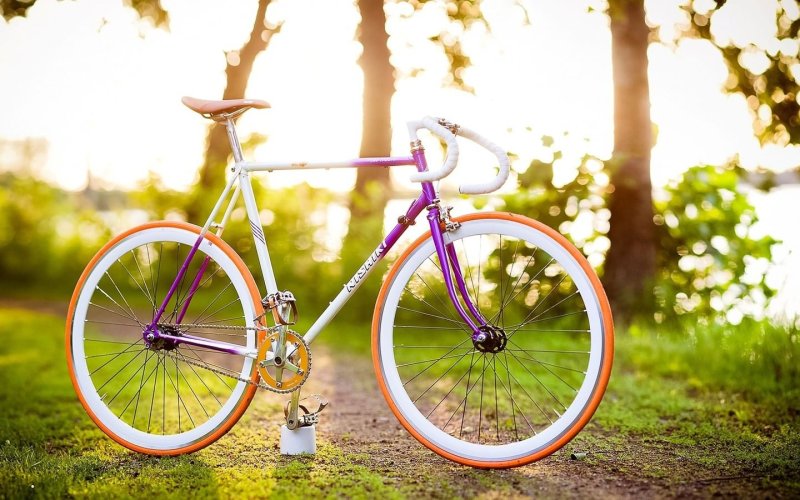 Яркий велосипед