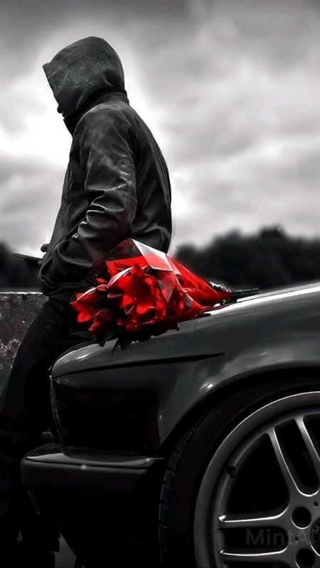 С цветами возле машины