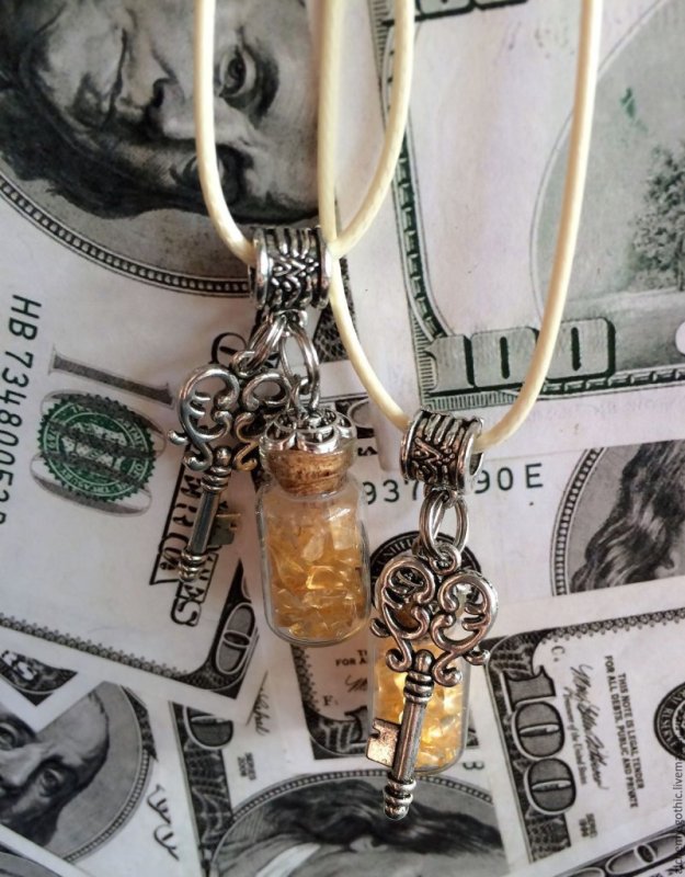 Денежный кулон