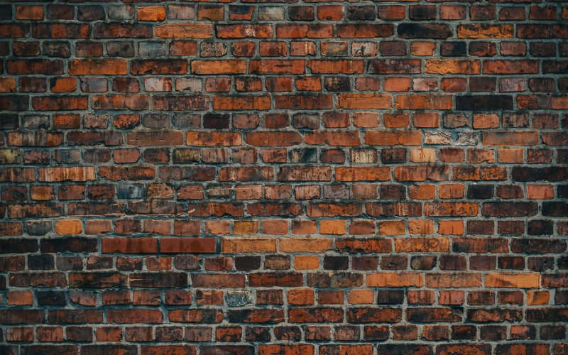 Стена из кирпича