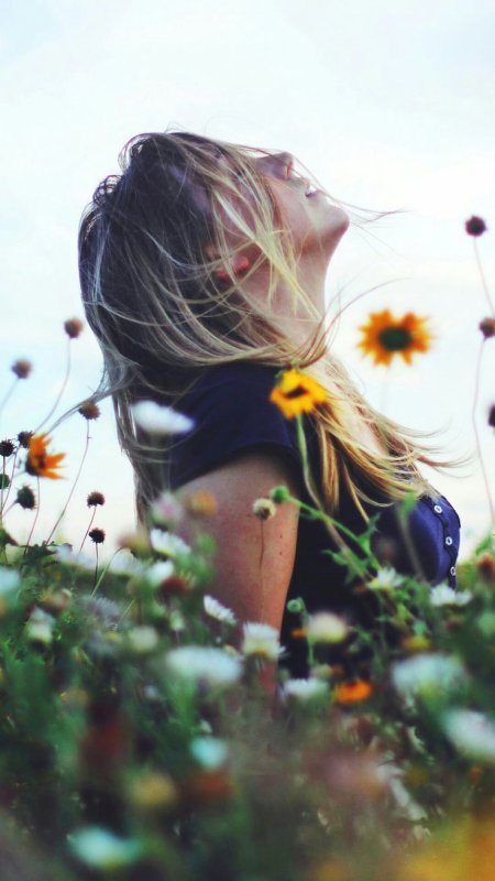 Блондинка в цветах