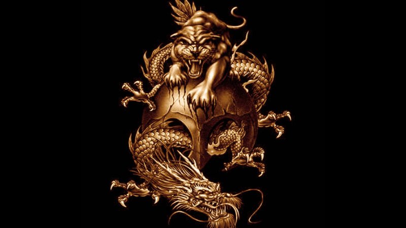 Золотой дракон на темном фоне