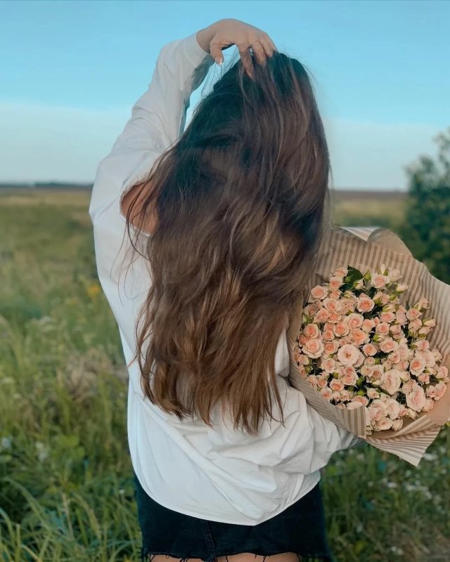 Девушка с цветами сзади