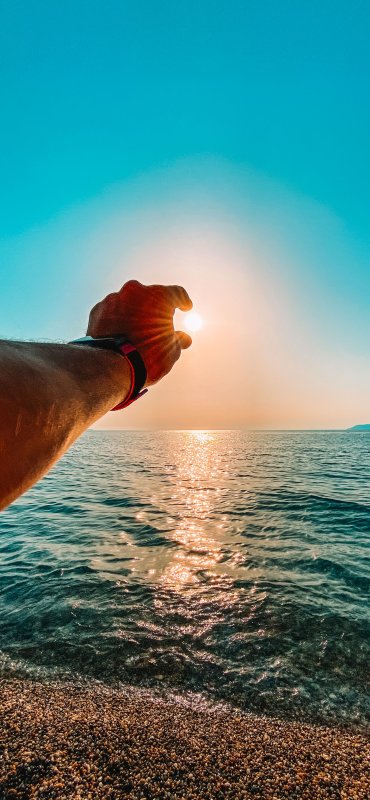 Рука в море