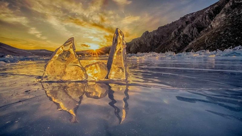 Замерзшее озеро Байкал