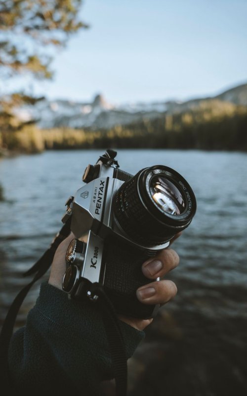 Фотоаппарат в руках