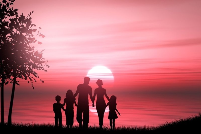 Семья на закате