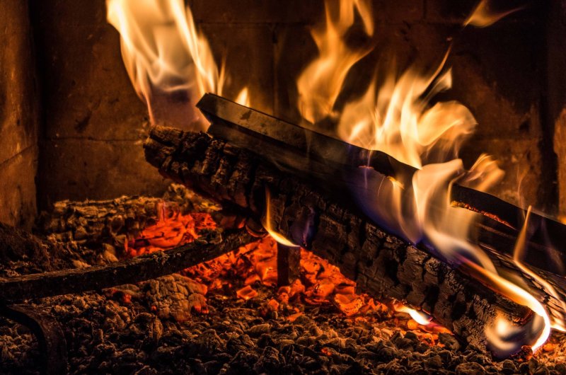 Горящий камин на рабочий стол анимация