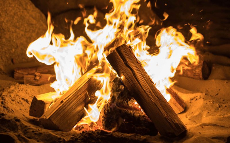 Горящие поленья