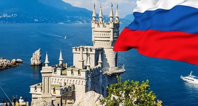 Ласточкино гнездо в Крыму с российским флагом