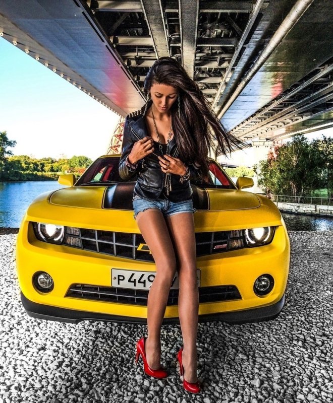 Шевроле Камаро и девушки