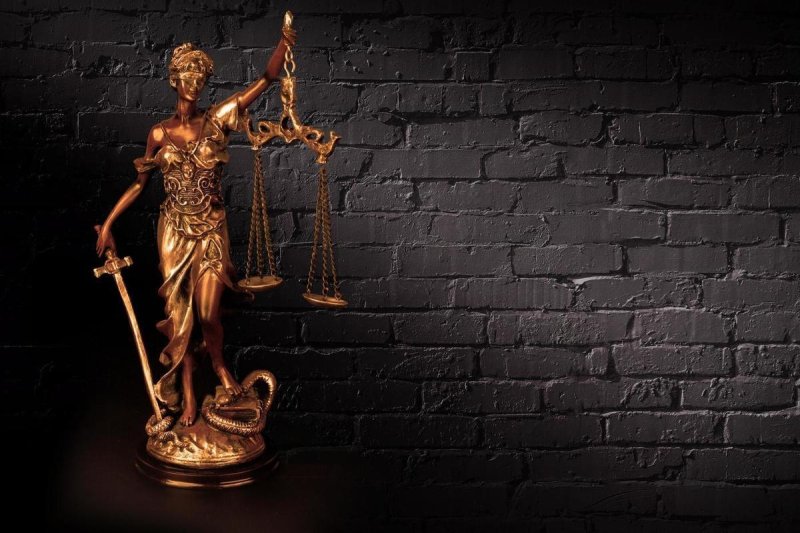 Фемида на темном фоне