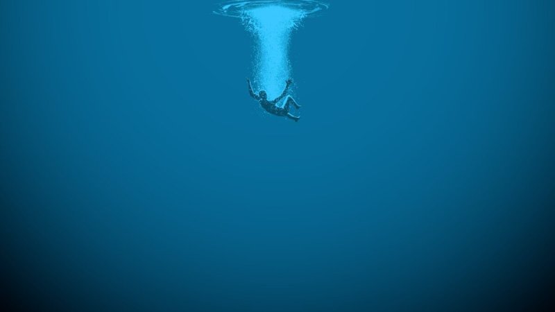 Человек тонет в океане