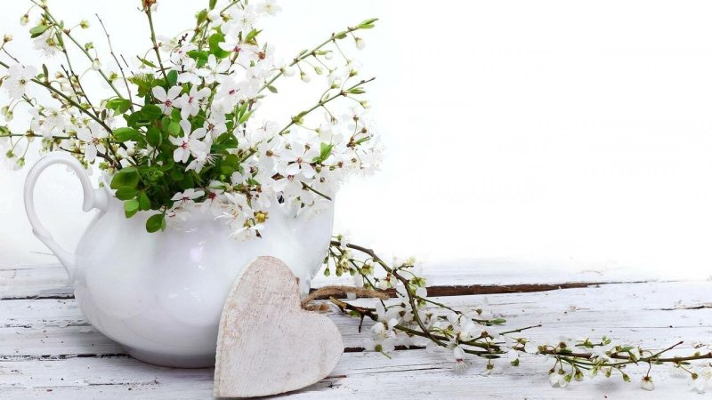 Весенние цветы в вазе