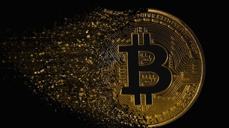 Биткоин на черном фоне