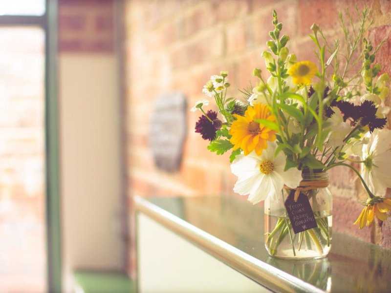 Подоконник с цветами