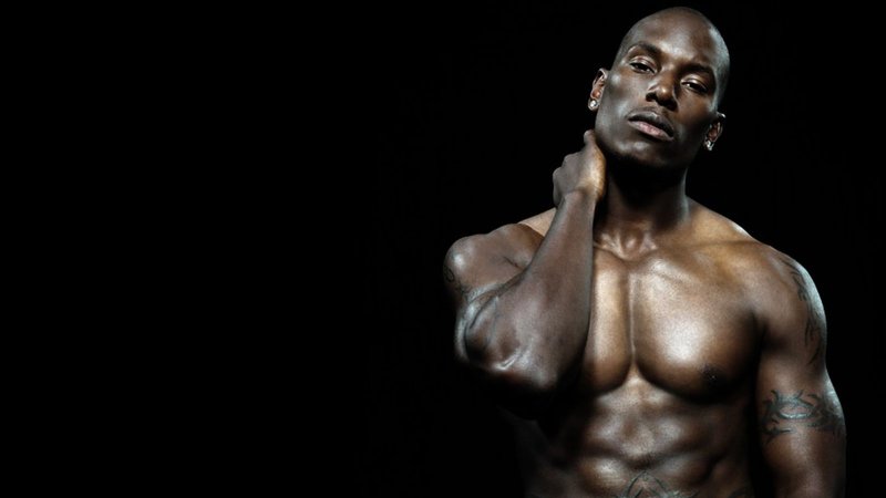 Чернокожий на черном фоне