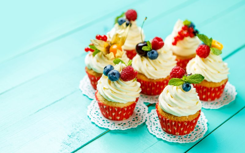 Пирожные с ягодами