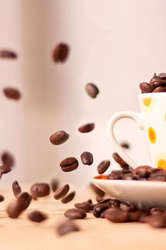 Кофейные зерна на столе