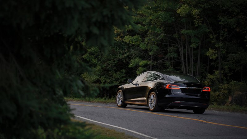 Tesla на дороге