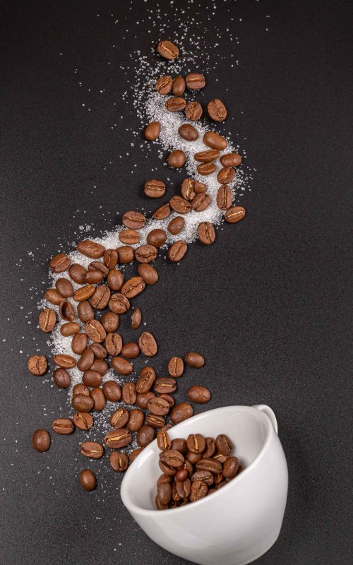Чашка кофе с зернами