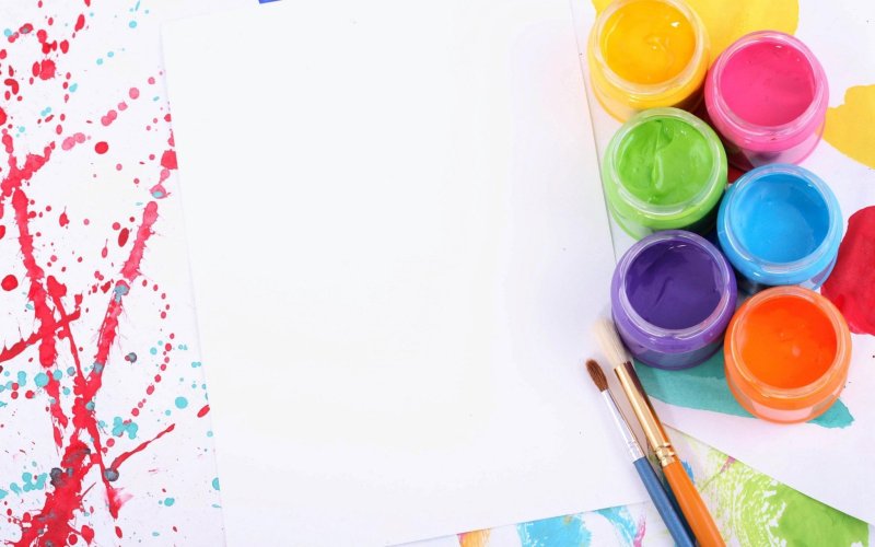 Фон с красками и кисточками