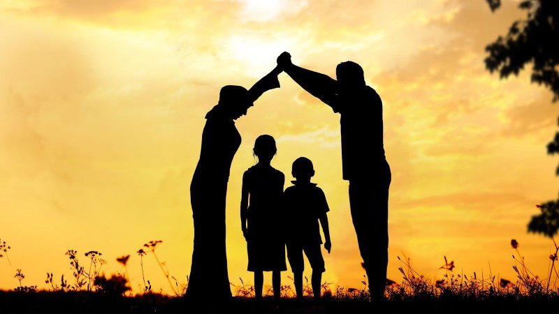 Силуэты семьи с детьми