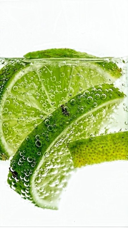 Сочные фрукты в воде