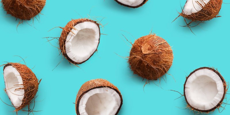 Кокос на голубом фоне