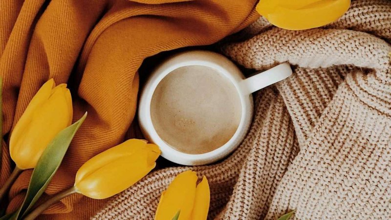 Кофе в желтой чашке