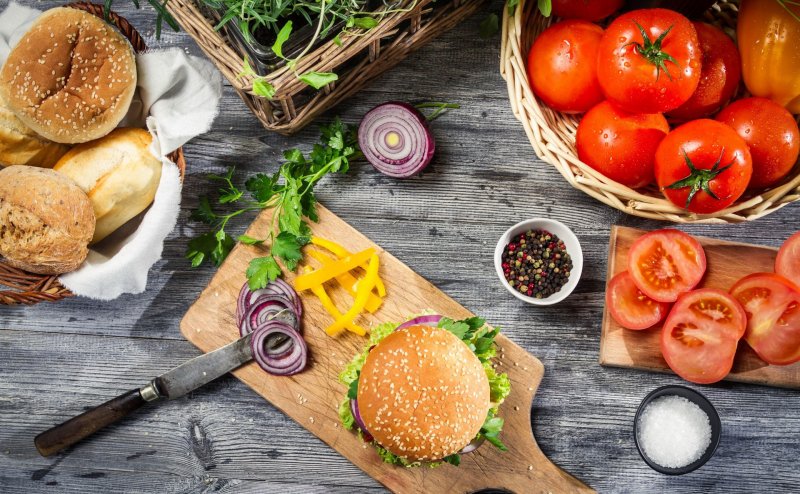 Стол с едой